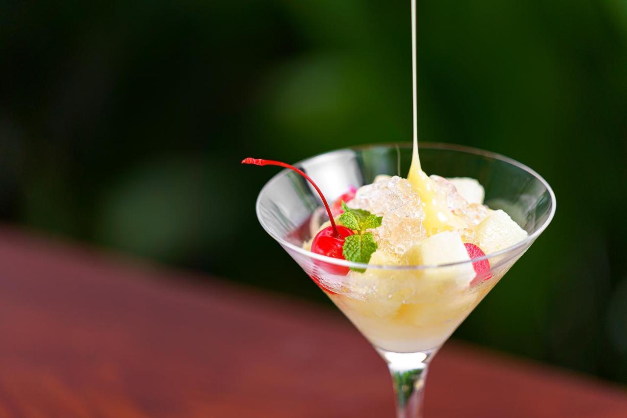 Shintana Saya La Maison سيام ريب المظهر الخارجي الصورة A dessert being drizzled with crème anglaise