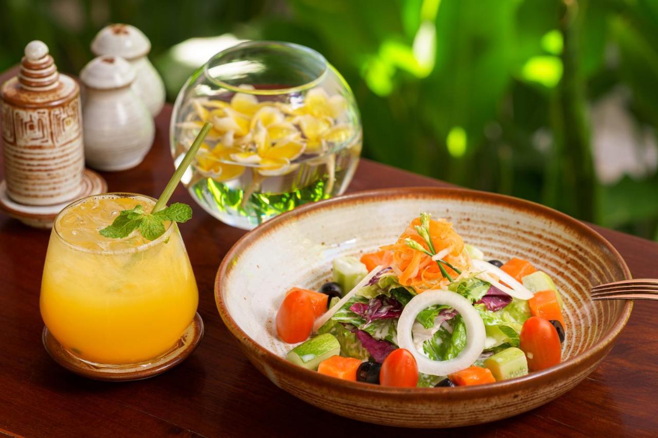 Shintana Saya La Maison سيام ريب المظهر الخارجي الصورة A salad with a glass of lemonade